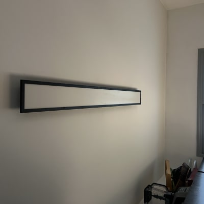 מנורת קיר מלבנית מותקנת על קיר לבן