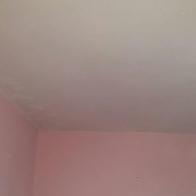 קיר ורוד ותקרה עם סימני צבע