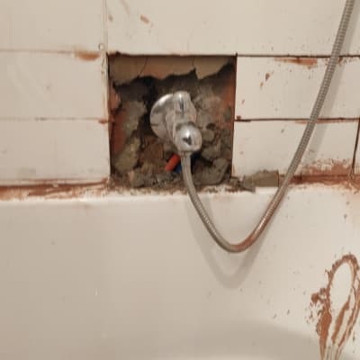 ברז מקלחת עם צינור גמיש, קיר פתוח