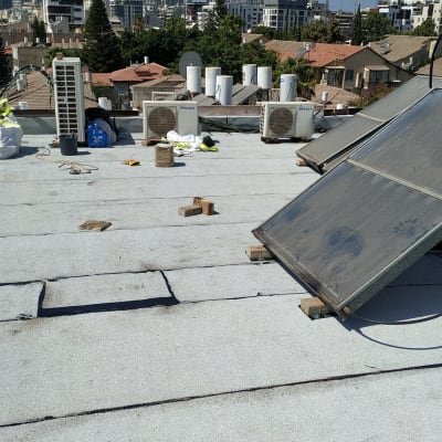 גג עם יריעות איטום, גליל חומר איטום וכלי עבודה