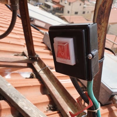 מתג חשמלי על גג ליד דוד שמש