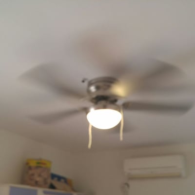 מאוורר תקרה עם תאורה דולקת בחדר