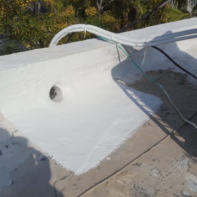 גג עם צינורות ומערכת מיזוג אוויר