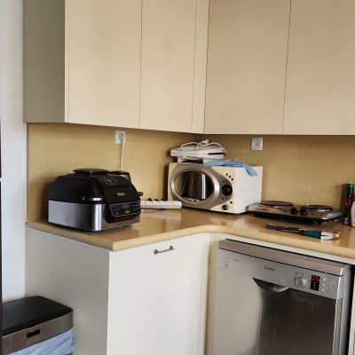 מטבח עם תנור, מיקרוגל ומדיח כלים