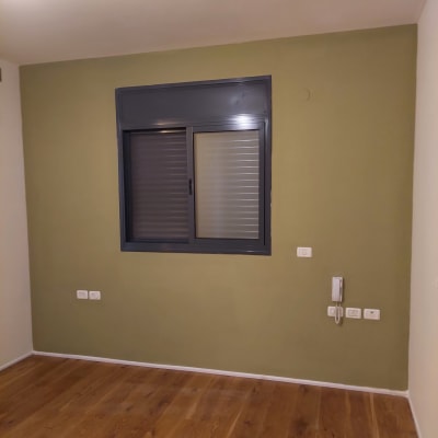 קיר צבוע בצבע ירוק עם חלון