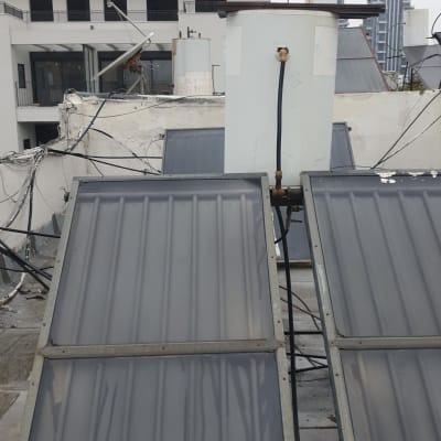 דוד שמש עם צינורות ומחברים על גג