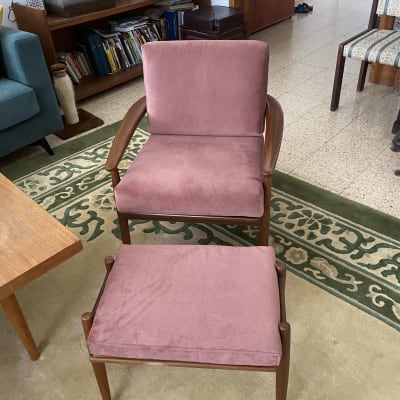 כורסא והדום תואם