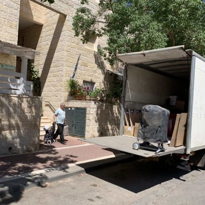 משאית הובלה עם רהיטים על רמפה פתוחה