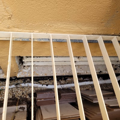 צינור לבן מתחת למשטח עץ עם סדקים