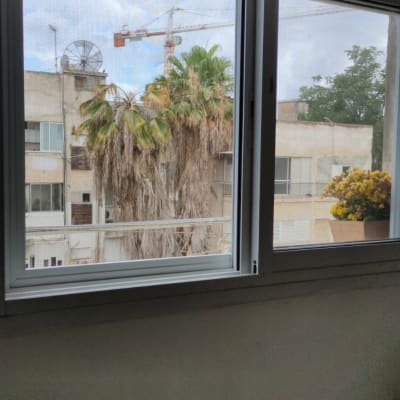 חלון אלומיניום עם מסגרת לבנה