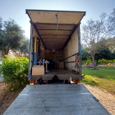 משאית פתוחה עם קופסאות וציוד הובלה