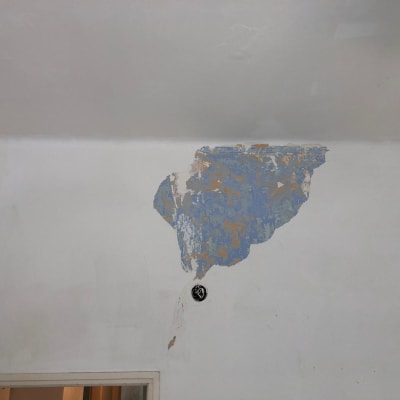 קיר עם צבע מתקלף בגוונים של כחול ולבן