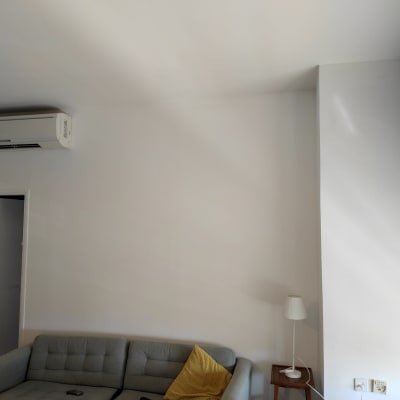 קיר לבן עם סימני צביעה קלים