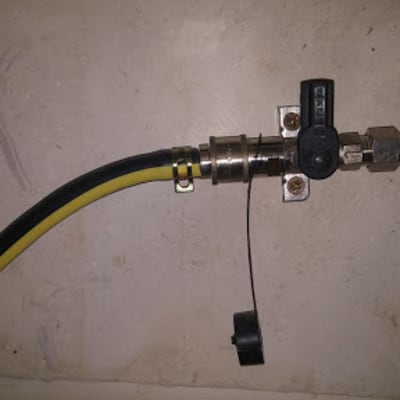 שסתום גז עם צינור שחור וצהוב מחובר