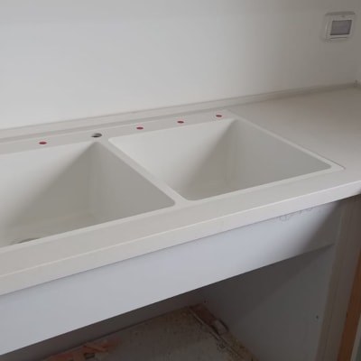 כיור כפול מותקן על משטח עבודה במטבח