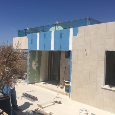 מעקה אלומיניום על גג בניין