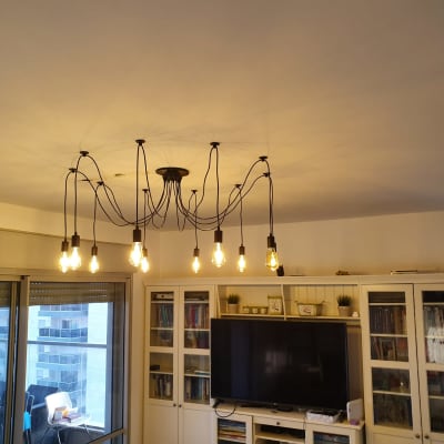 נברשת עם נורות חשמל תלויות מהתקרה