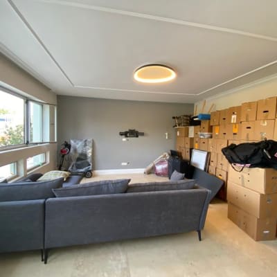 קופסאות קרטון מסודרות בערימה בחדר מגורים