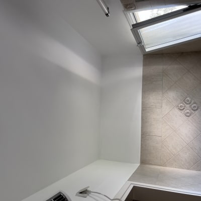 קיר צבוע בלבן עם חלון פתוח