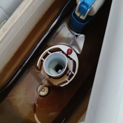 מנגנון מצוף ומילוי במיכל הדחה של אסלה