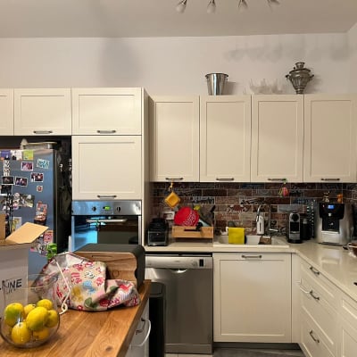 מטבח עם ארונות לבנים, מכונת קפה ומדיח כלים