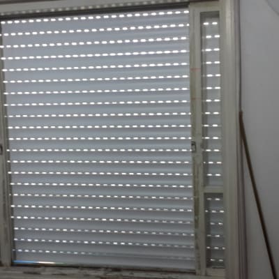 תריסים סגורים עם חריצים לאור בחלון