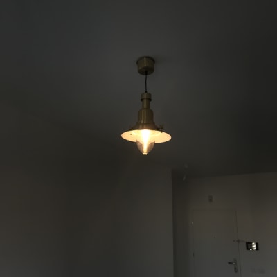 מנורה תלויה מהתקרה עם נורה דולקת