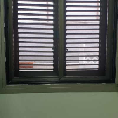 חלון אלומיניום עם תריסים סגורים