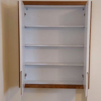 ארון עץ פתוח עם מדפים פנימיים