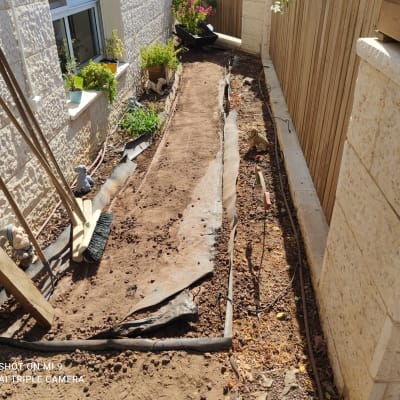 כלי גינון, עציצים, צינורות השקיה, שביל אדמה