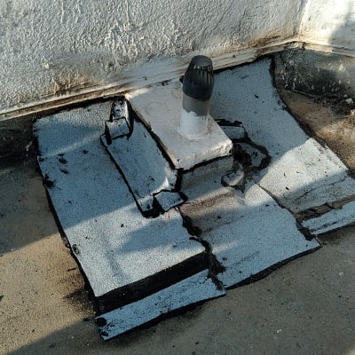 איטום גג עם יריעות ביטומניות סביב צינור