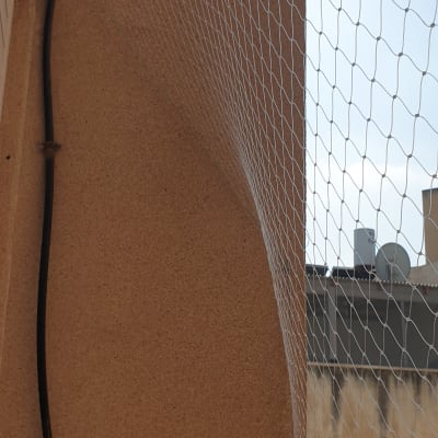 רשת למניעת כניסת יונים על קיר חיצוני