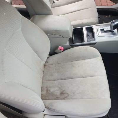 מושבי רכב מלוכלכים עם כתמים כהים