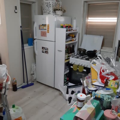 מטבח מבולגן עם מוצרי מזון וכלי ניקוי