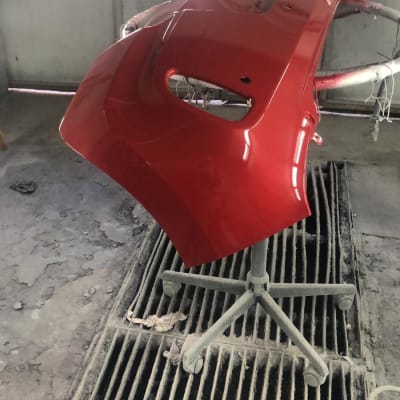 פגוש רכב אדום על מתקן עבודה בסדנה