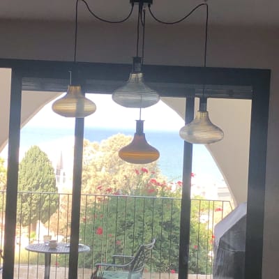 שלושה מנורות תלויות מהתקרה עם חוטים חשמליים