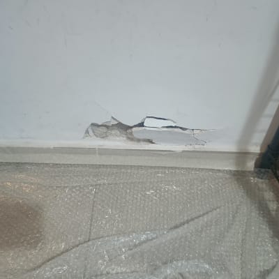 קיר עם סדק ותיקון טיח נדרש