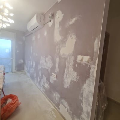 קיר עם תיקוני שפכטל לפני צביעה