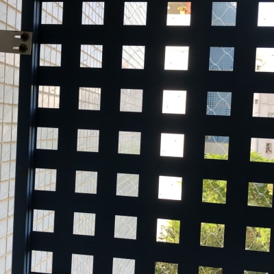 רשת מתכת מרובעת עם חוטים למניעת כניסת יונים