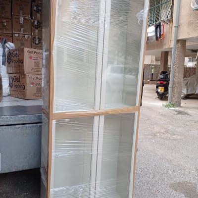ארון עטוף בניילון מוכן להובלה