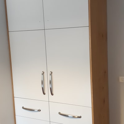 ארון בגדים מעץ סנדוויץ