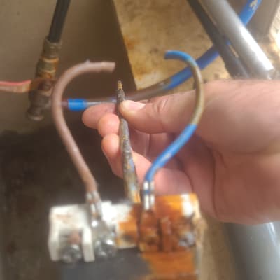 חוטים חשמליים מחוברים לדוד שמש