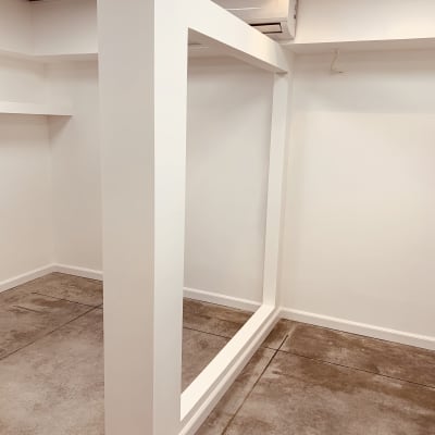 קיר גבס לבן עם מסגרת בחדר פנימי