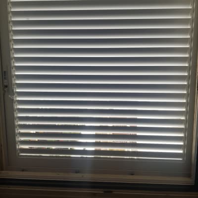 תריסי אלומיניום לבנים בחלון