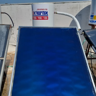 קולטי שמש ומיכל מים על גג