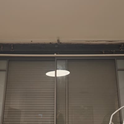 תריסים סגורים עם מסגרת חלון חשופה