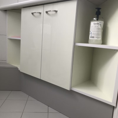 ארון מטבח עם דלתות לבנות וידיות מתכת