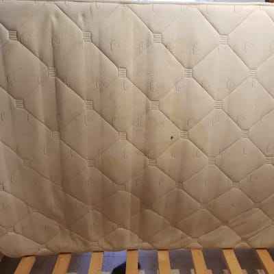 מזרן עם כתמים כהים על פני השטח