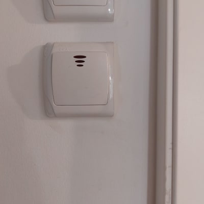 שני מתגי חשמל על קיר לבן