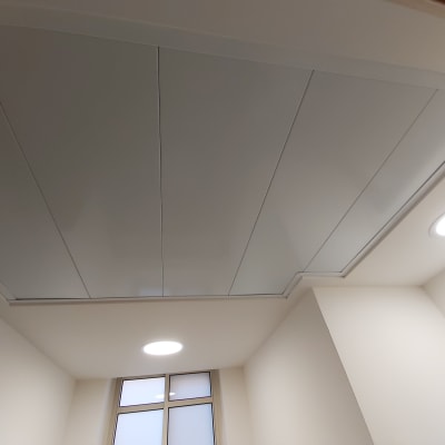 תקרת גבס עם לוחות לבנים ותאורה עגולה